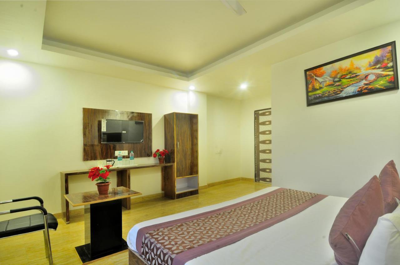 Hotel Noida Delight Екстер'єр фото