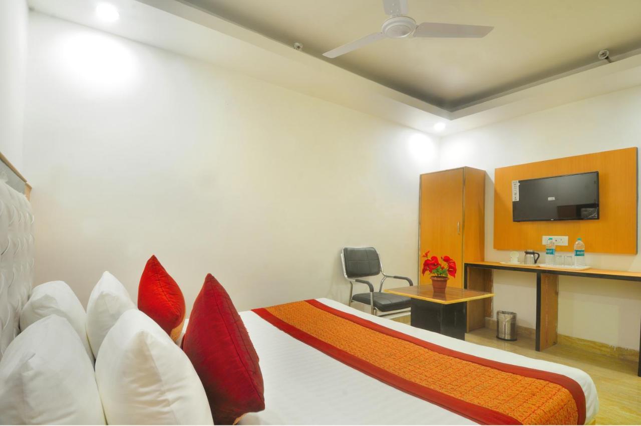 Hotel Noida Delight Екстер'єр фото